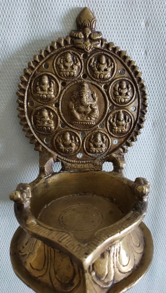 Antike indische Öllampe mit Ganesha